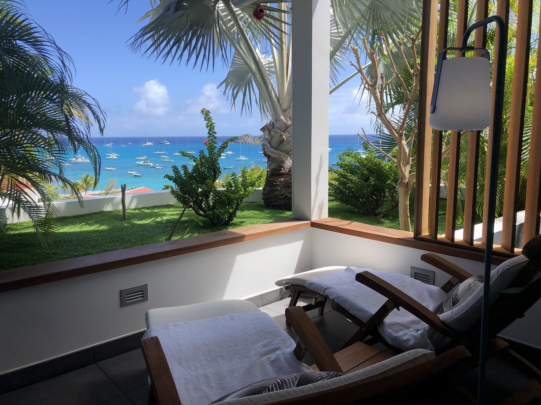 Covered terrace with loungers facing Corossol Bay